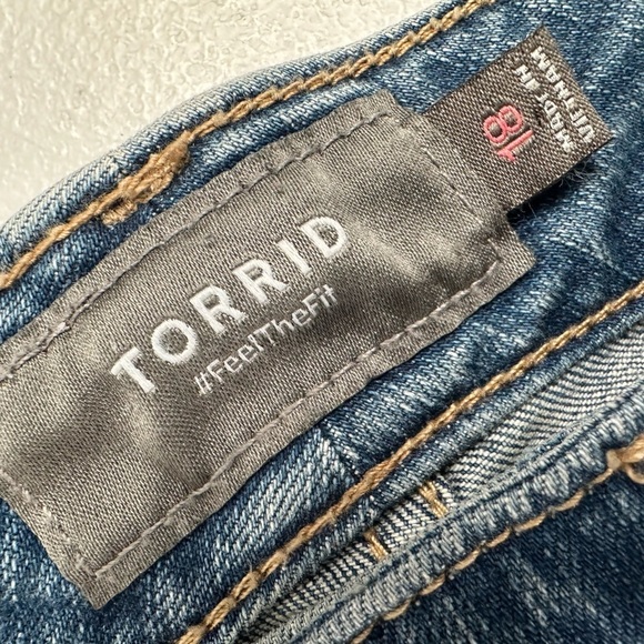 Torrid 3.5 Inch Vintage Stretch Mid-Rise Short - Picture 3 of 13